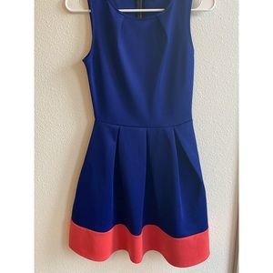 Cute color block dress! 💙